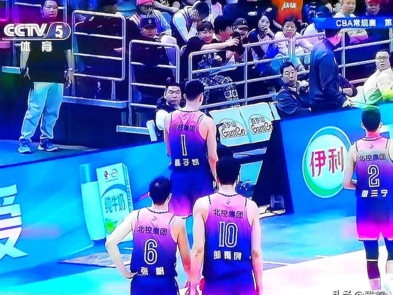 爱游戏官网-教练组织战术演习，提高球队整体实力