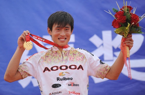 科威特男子自行车选手登上领奖台
