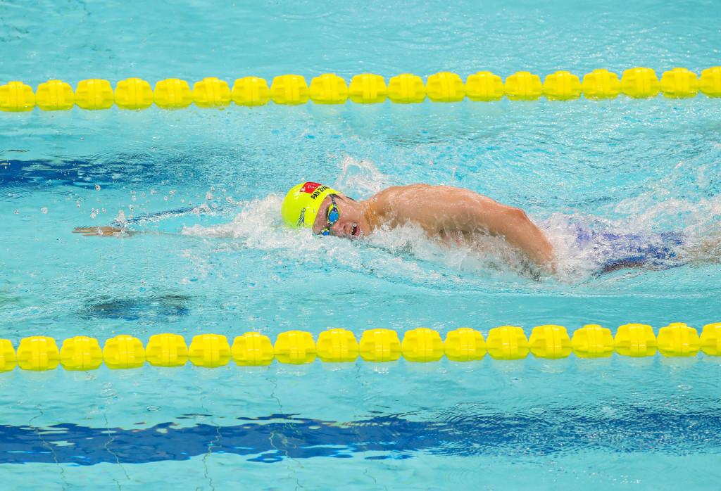 游泳项目中选手激烈角逐争夺前排的简单介绍