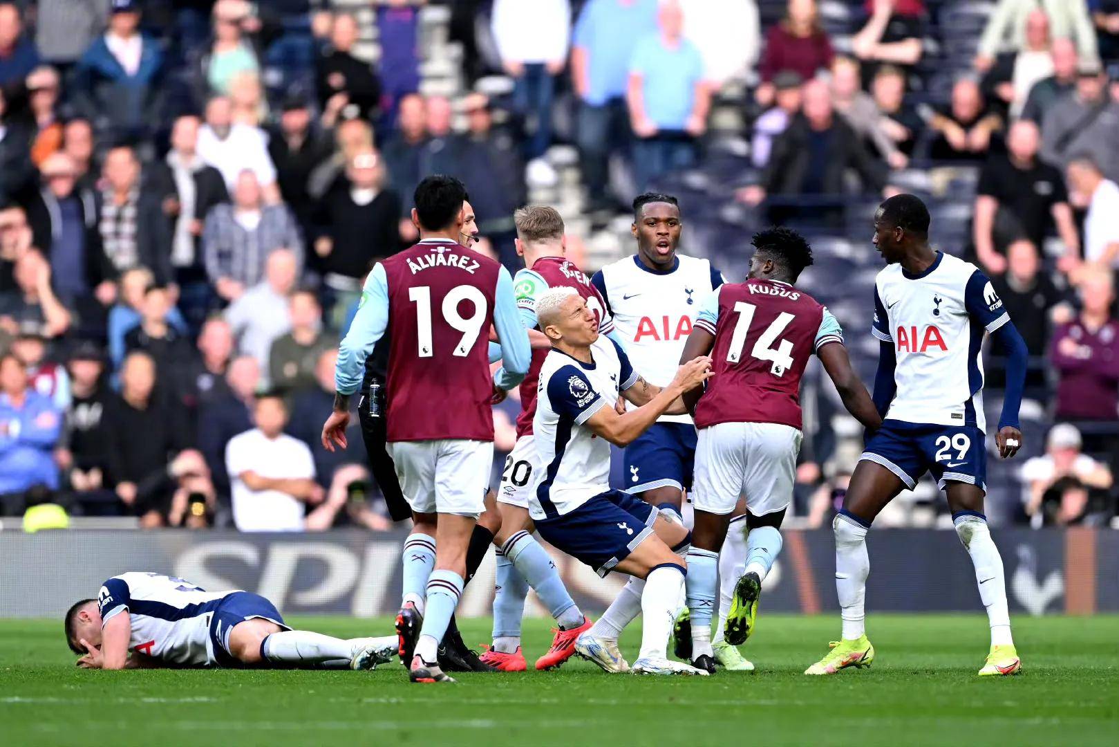 包含热刺球员赴国家队比赛，备战世界杯预选赛的词条