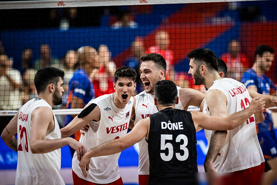 荷兰队战胜乌克兰，夺得三分关键