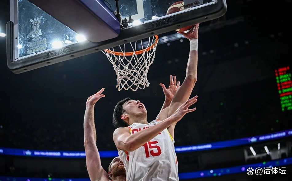 强弱对决！球员斗志昂扬冲刺胜利